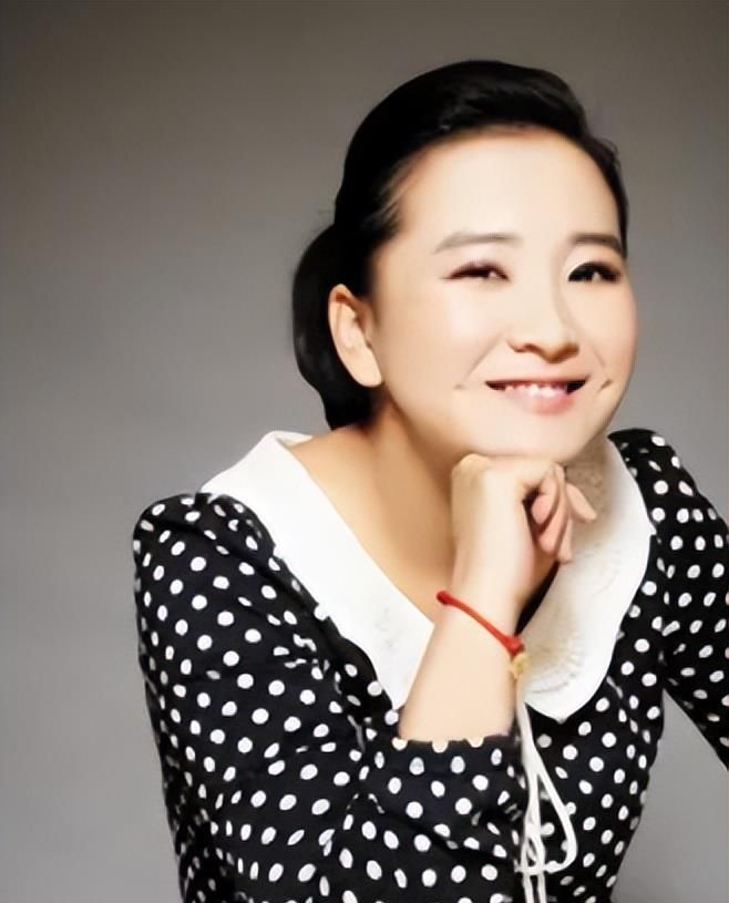 贾玲姐姐贾丹自愿放弃学业和婚礼养妹妹如今她的婚事让我头疼