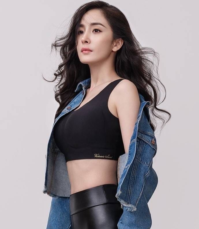 杨幂拍摄代言大片穿露脐背心搭配小脚裤侧身状态引起热议