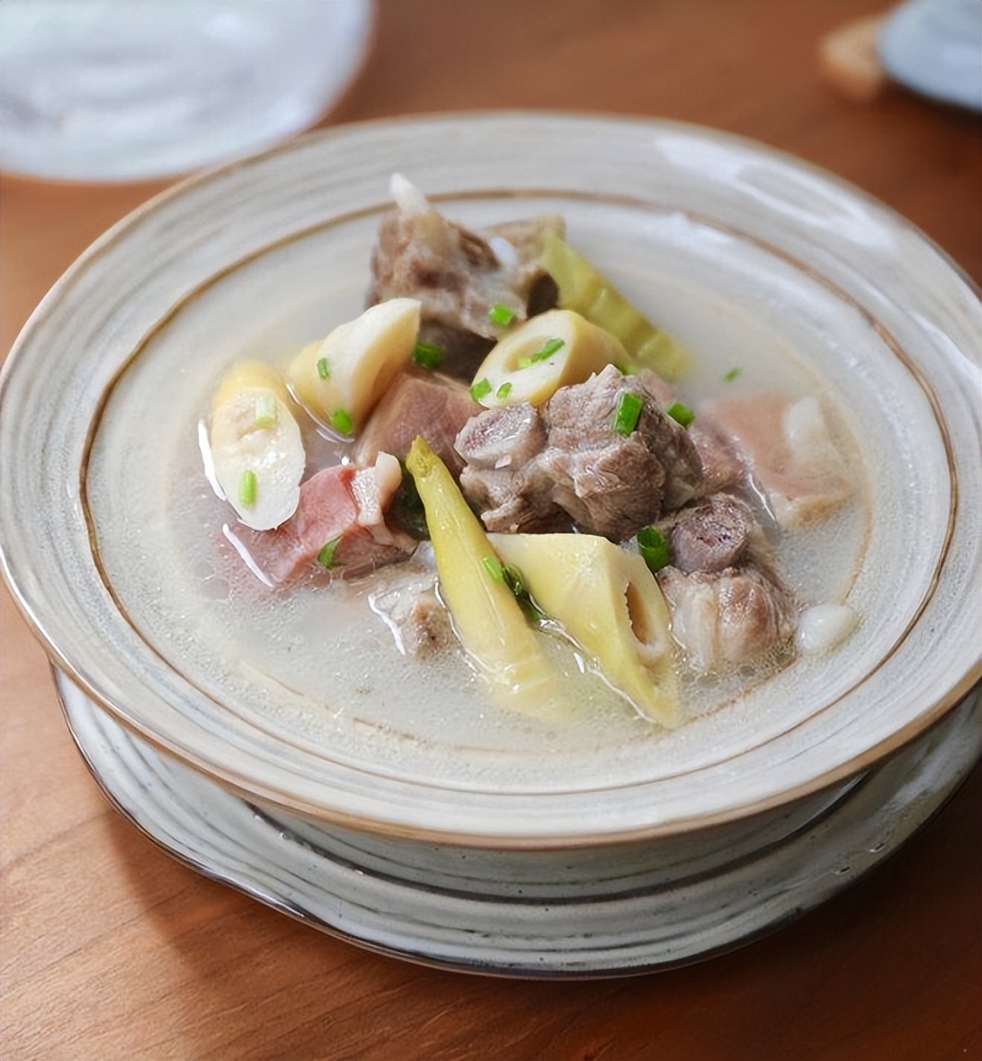 被春雷唤醒的时令汤鲜笋猪骨汤