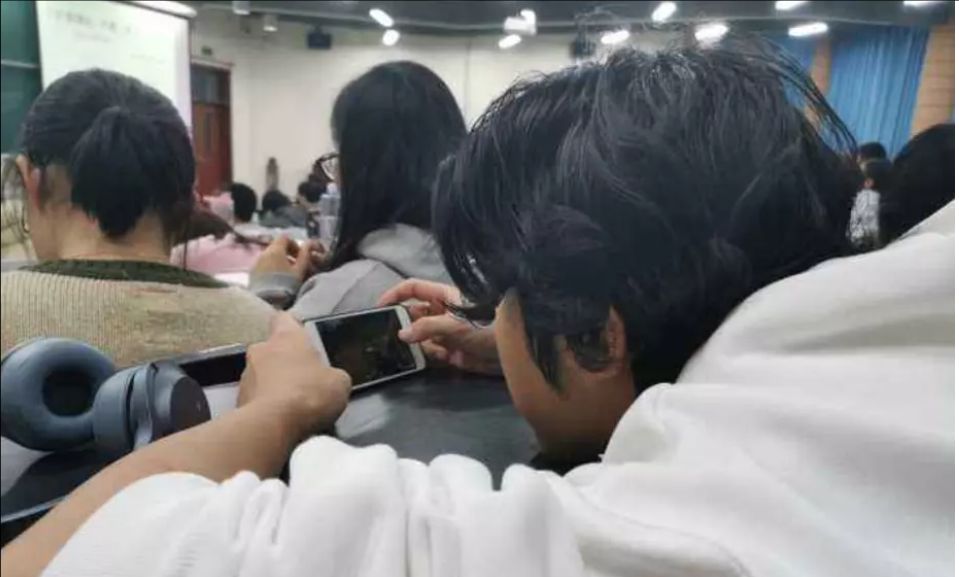 大学男生上课刷美女不料本尊就坐在教室后排遗憾没回头看