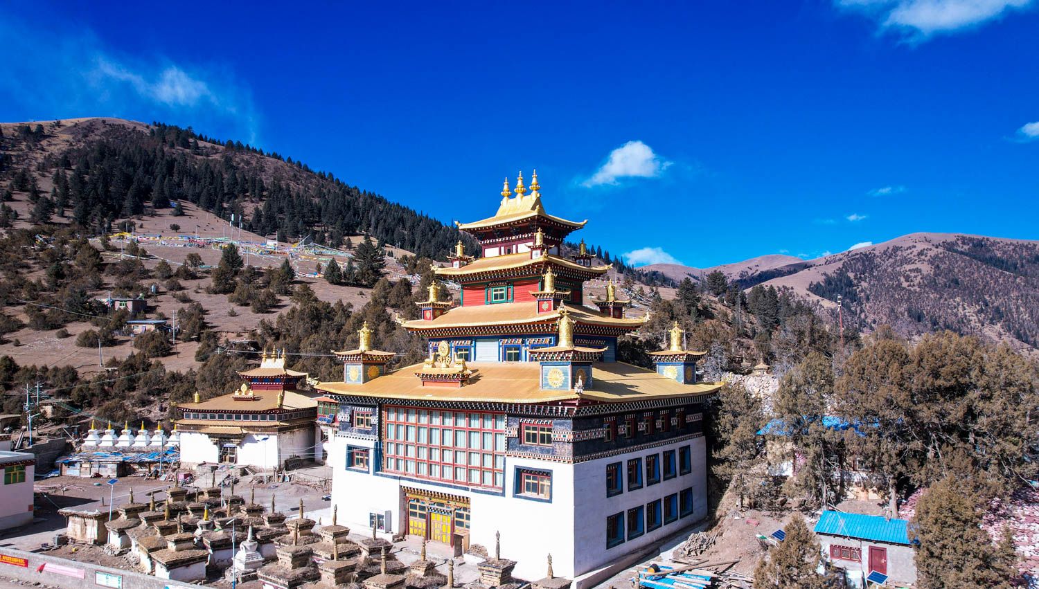 西藏自驾游第19天从丁青到类乌齐喂马鹿观塔林游查杰玛大殿