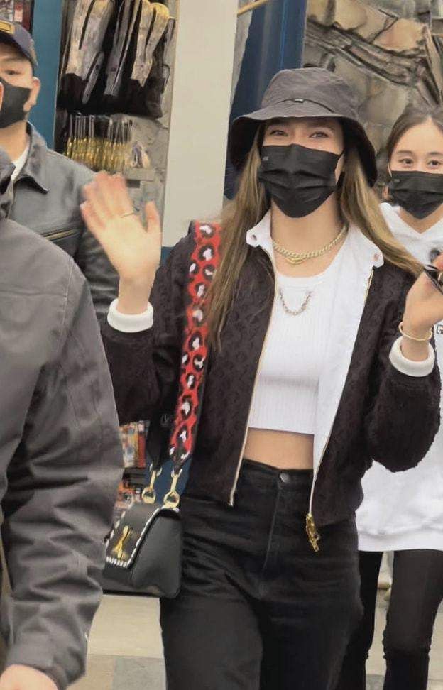 谷爱凌与赌王小女儿游玩环球影城,两人一身大牌,惊艳网友休闲区蓝鸢梦想 - Www.slyday.coM 谷爱凌与赌王小女儿游玩环球影城,两人一身大牌,惊艳网友休闲区蓝鸢梦想 - Www.slyday.coM