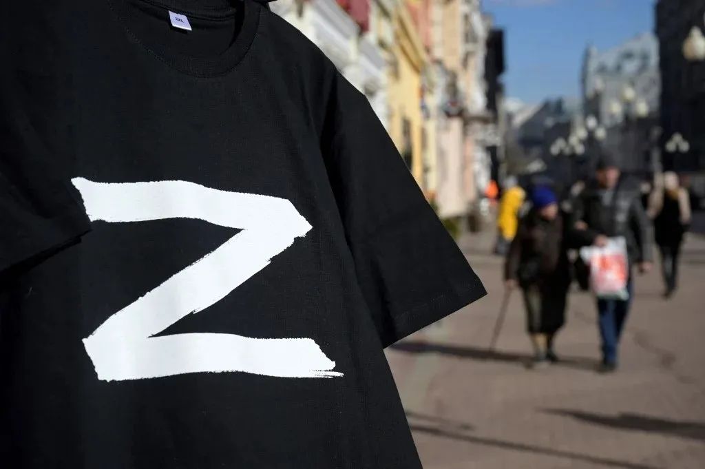 带有字母“Z”符号的T恤在俄罗斯市场上出售。图源：“The Local”新闻网