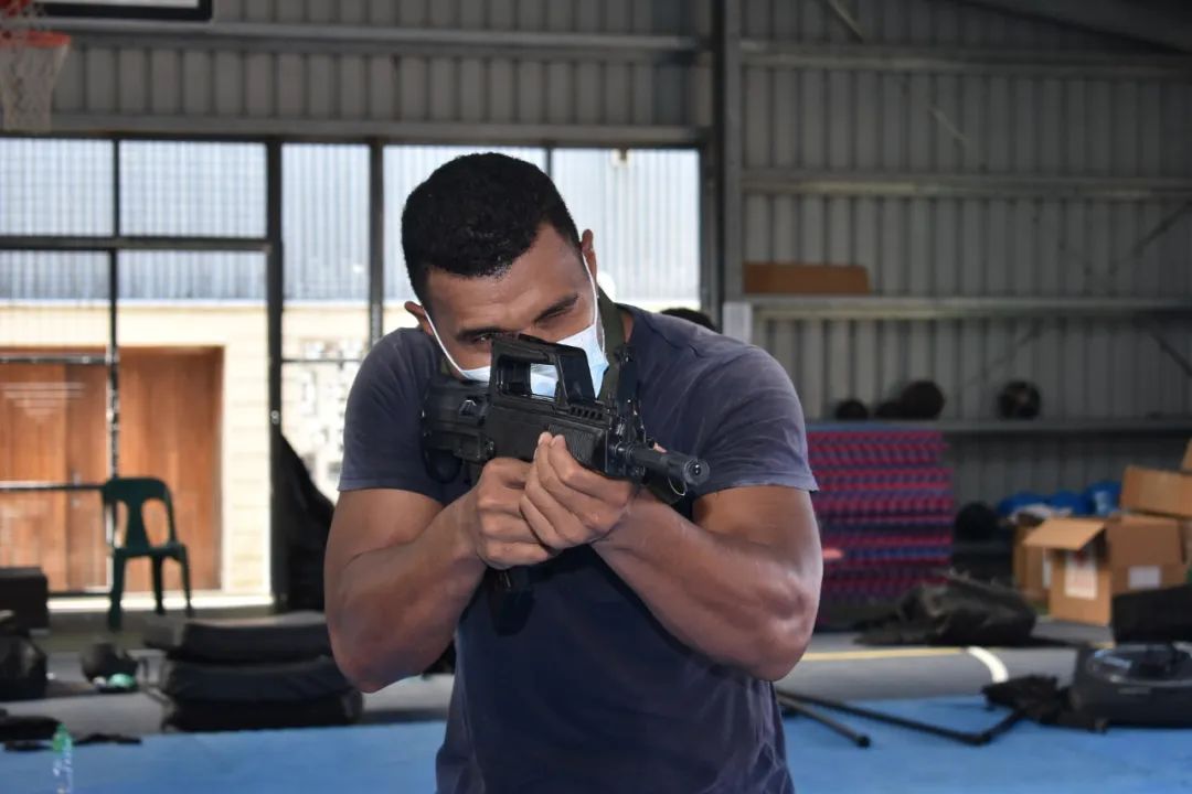 ▲3月22日，所罗门群岛警察部门网站照片显示，训练已开始使用中方提供的仿真枪。