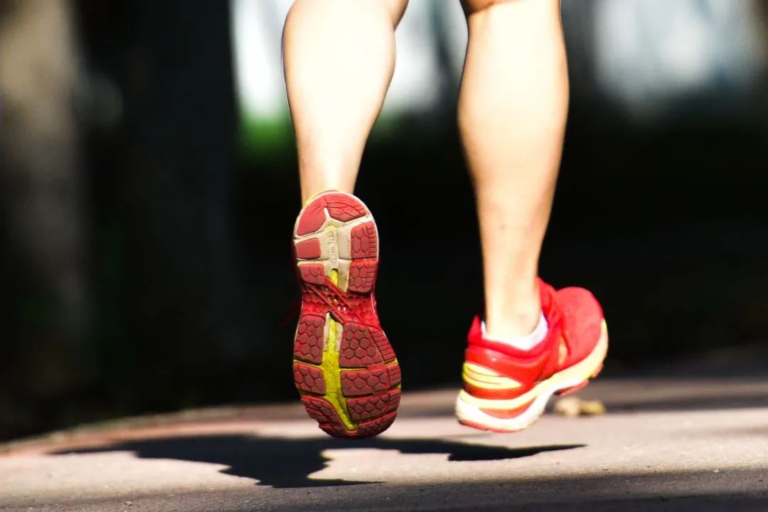 从走路姿态能看出健康状态这10种情况要注意了