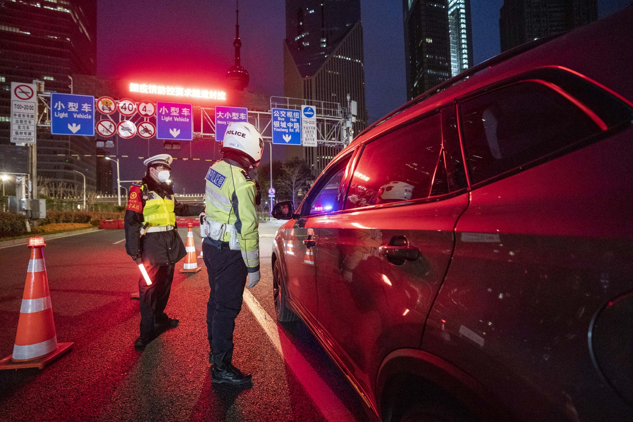 冲锋一线，共战疫情！浦东警方连夜驻守道口落实交通管制休闲区蓝鸢梦想 - Www.slyday.coM