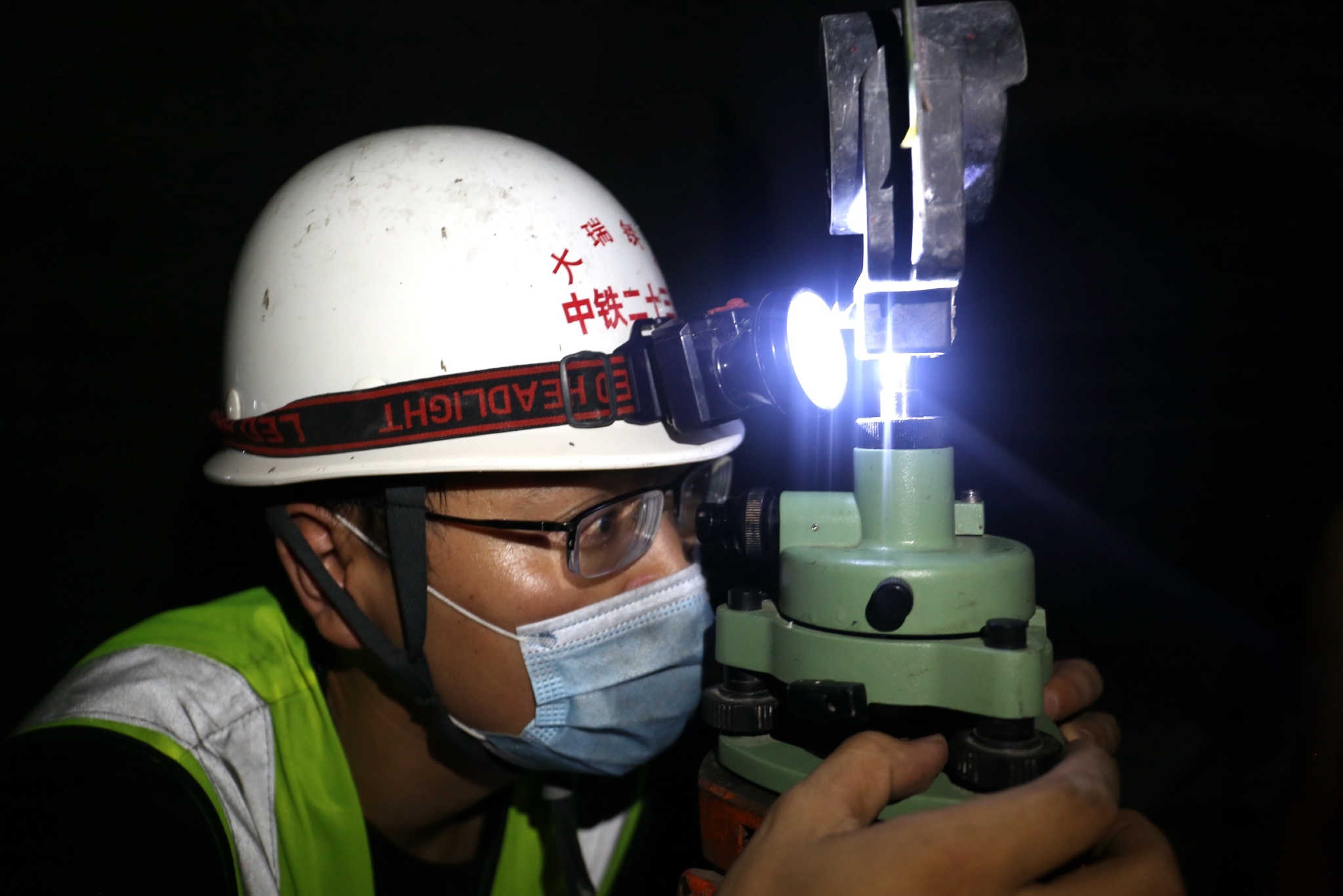 技术人员在杉阳隧道内开展测量作业.