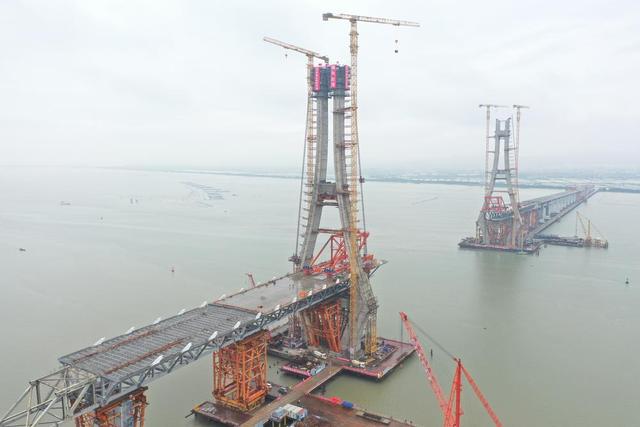 雄姿初现汕头牛田洋快速通道牛田洋特大桥南主塔顺利封顶