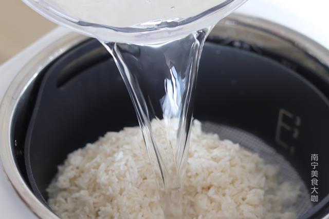 大米要洗几次才能下锅煮原来一直没做对难怪煮的米饭不香软