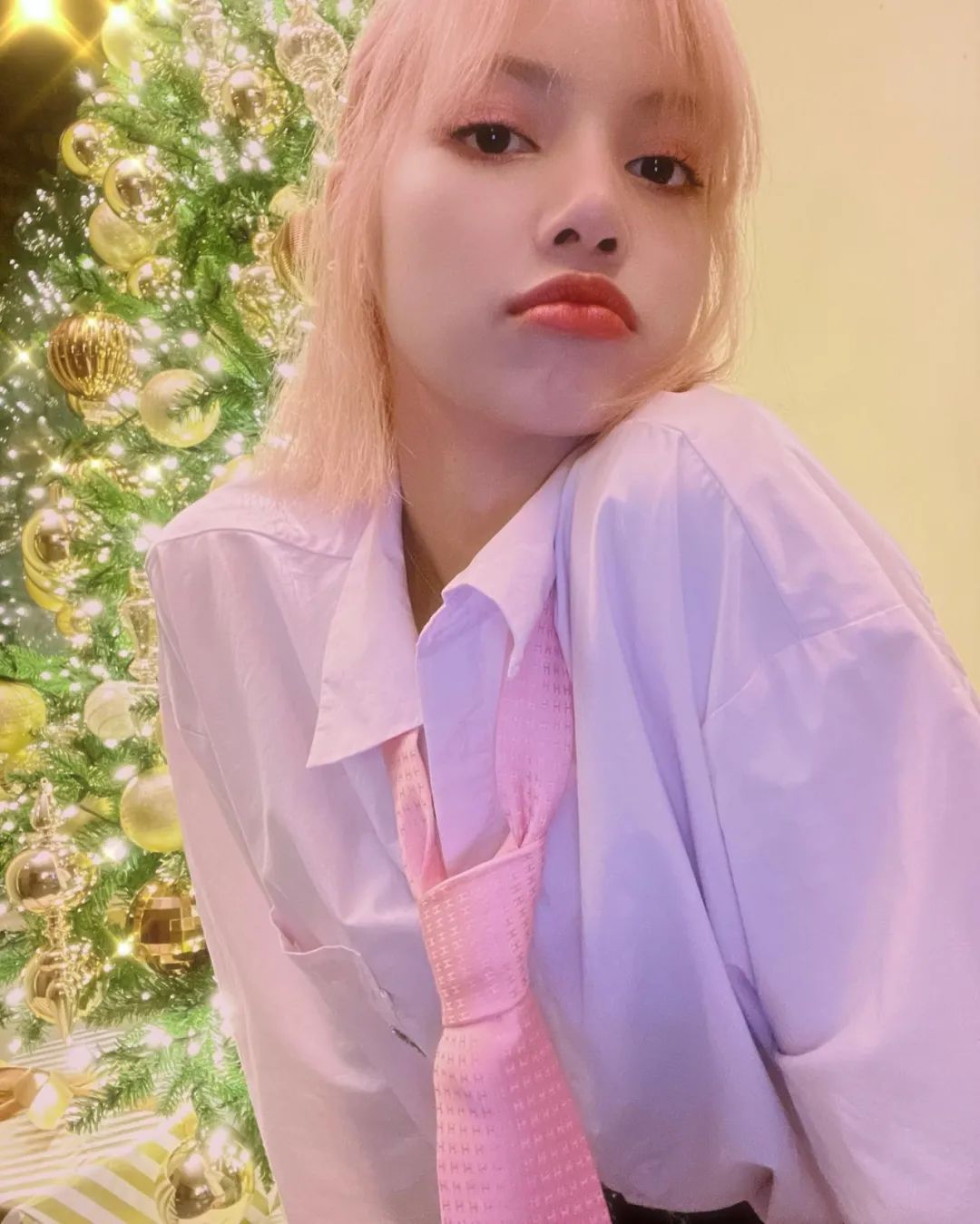 人间芭比lisa25岁变人间辣妹快来学习同款美式复古穿搭