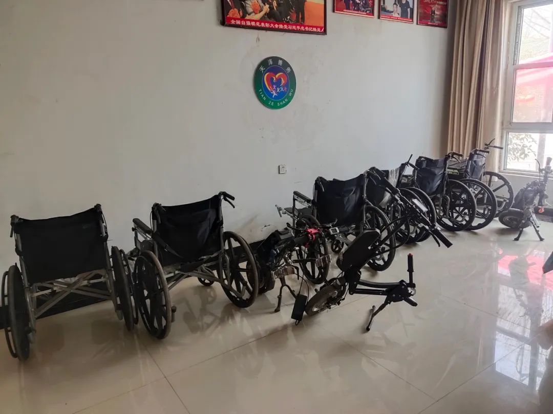 3月10日，上课前学生们会将轮椅放在教室外。新京报记者 马延君 摄