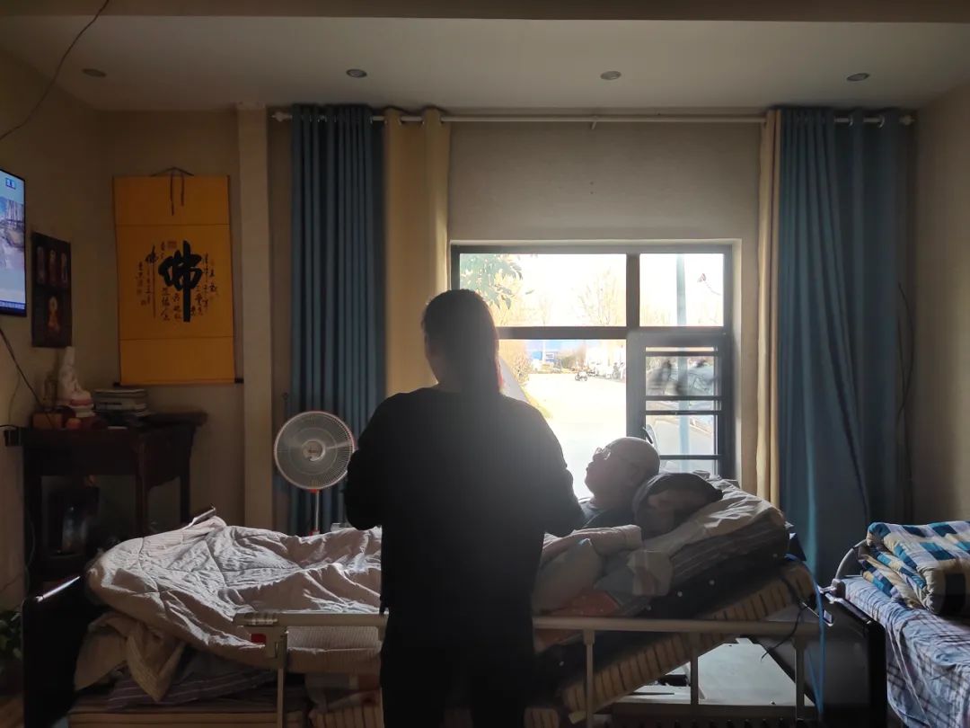 3月10日下午，王绍军和于淑娟正在聊天。新京报记者 马延君 摄