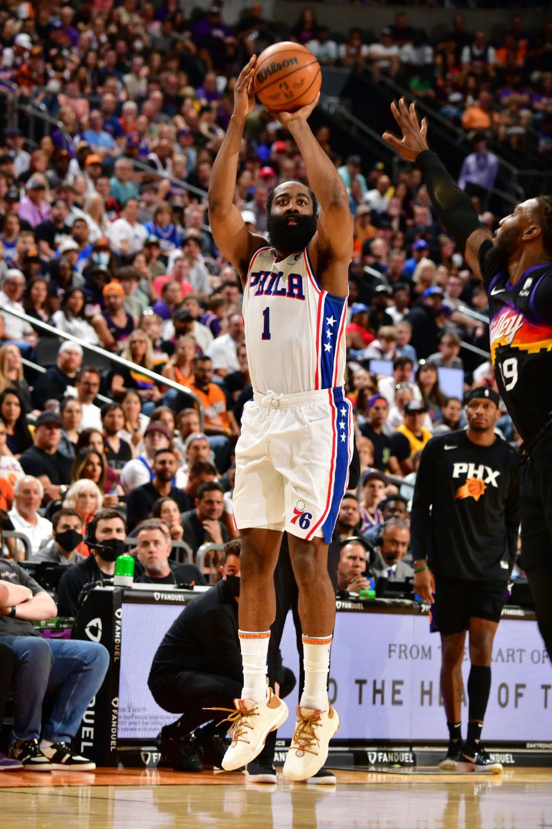 "哈登最近的状态确实不佳,近10场比赛他只有1场投篮命中率超过50%.