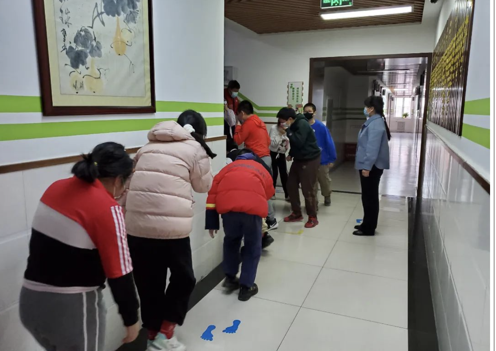 丰台八小全校七百多名师生用两分钟时间完成逃生演练.