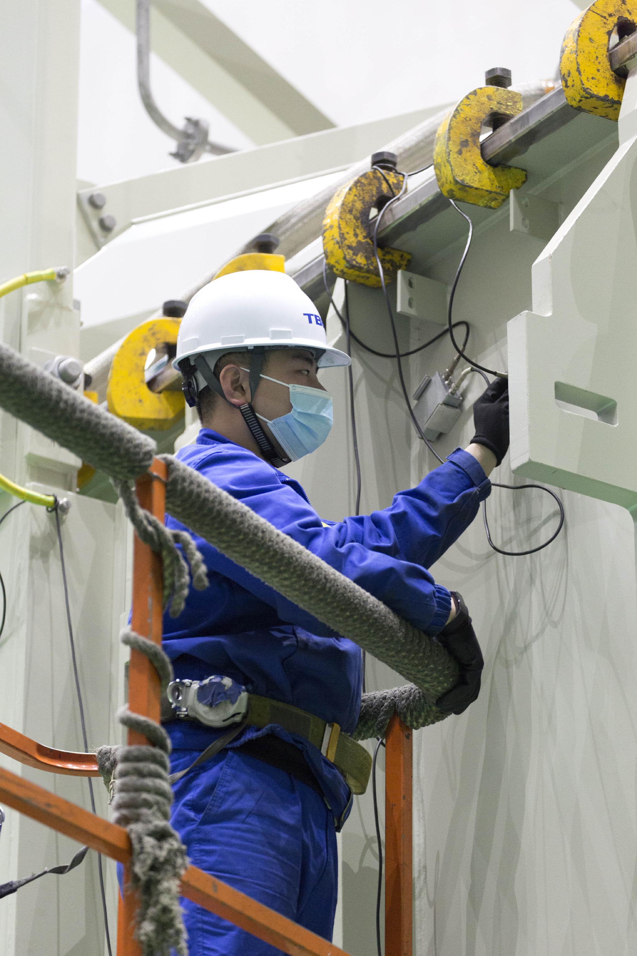 电工沈阳变压器集团有限公司,工人在生产白鹤滩-浙江特高压直流输电