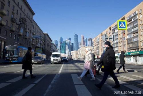 俄罗斯总统普京8日签署法令，对制裁条件下的国民和企业给予支持。图为3月9日，在俄罗斯首都莫斯科，市民穿过一条马路（新华社记者 白雪骐 摄）