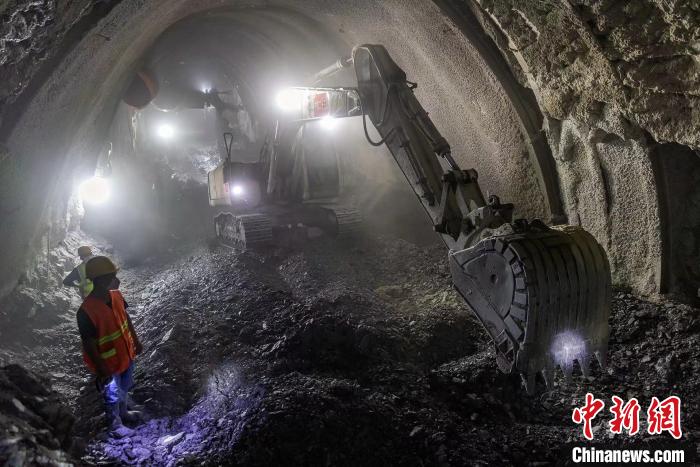 图为大瑞铁路杉阳隧道内大型机械正在作业. 左兴东 摄