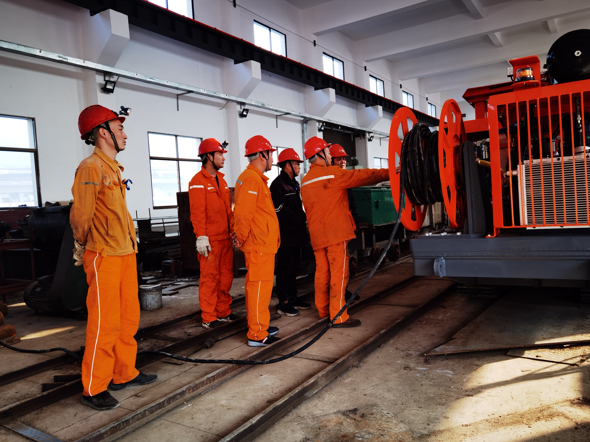 辰州矿业董事长_湖南黄金集团党委书记、董事长王选祥一行赴辰州矿业走访慰问(2)