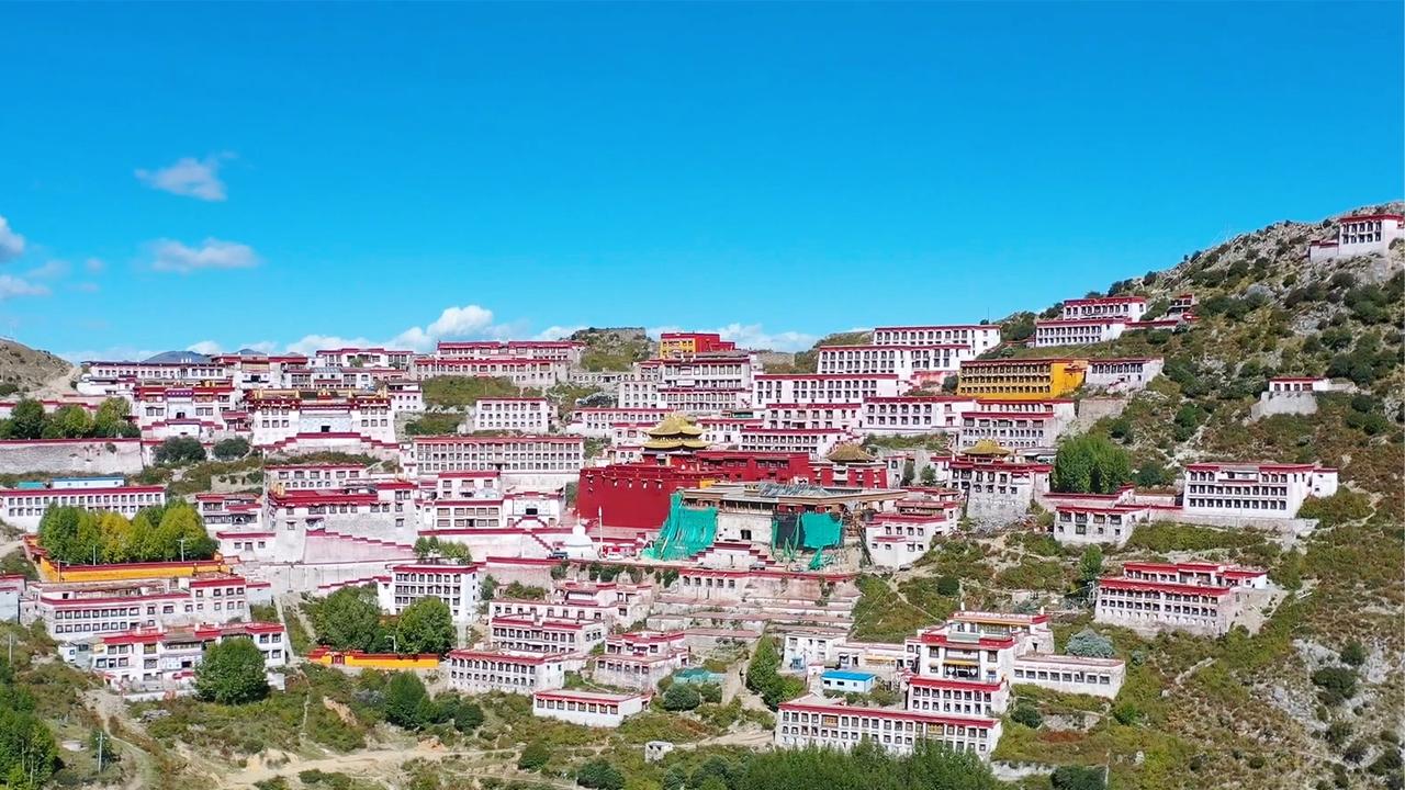 航拍甘丹寺,拉萨三大寺之一,弯道太刺激__财经头条