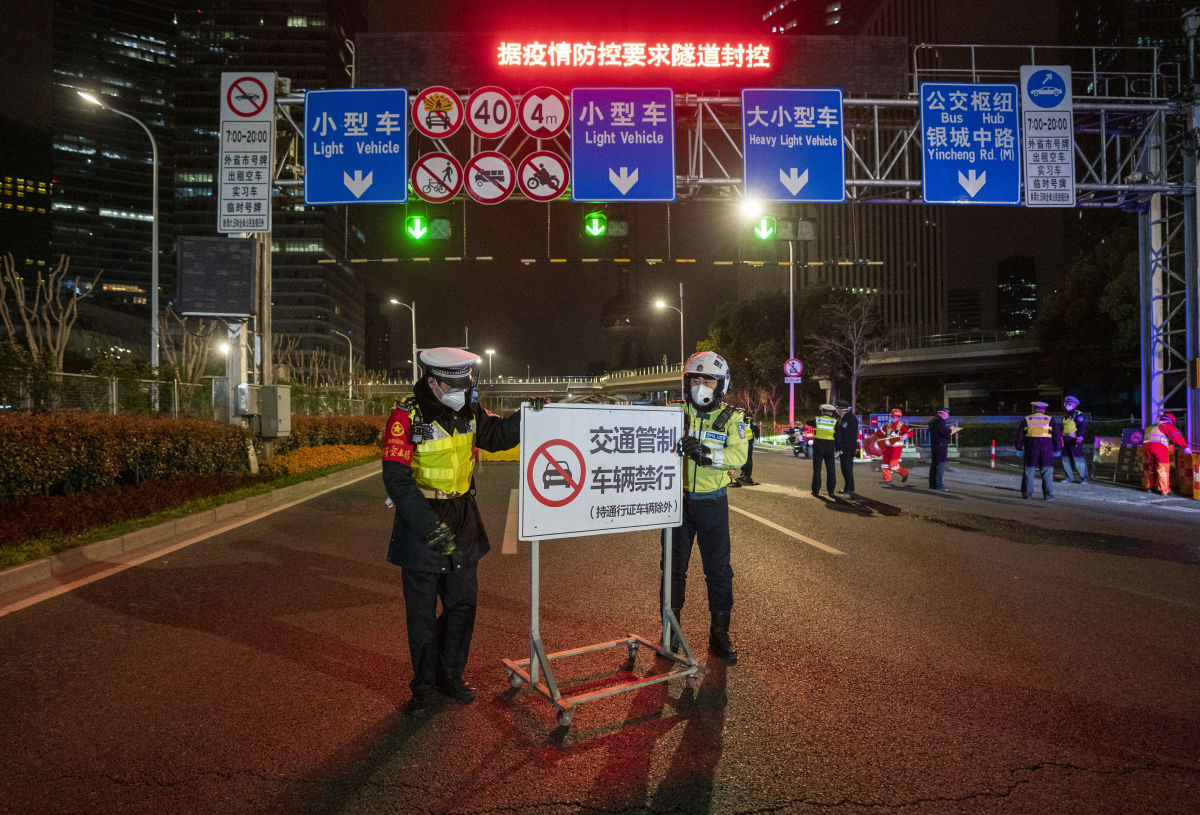 4桥17隧道浦东警方连夜驻守道口落实交通管制