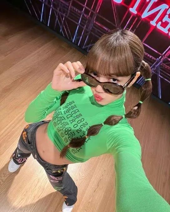 粉色灯光之下粉色头发的 lisa 也太有氛围感了,不是齐刘海的 lisa 多