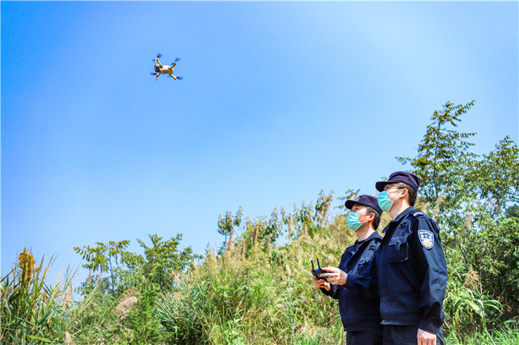 执勤民警通过使用无人机从空中实时追踪排查