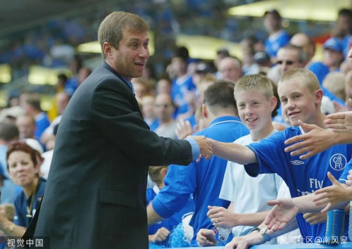 2003年8月23日，英国伦敦，切尔西老板阿布拉莫维奇与小球迷握手致意（图源：视觉中国）
