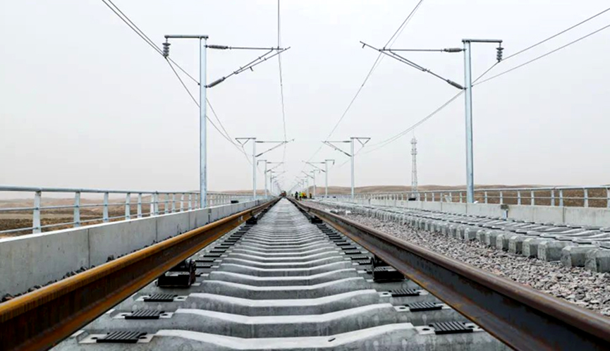 离通车更近了中兰铁路宁夏段正线开始铺轨