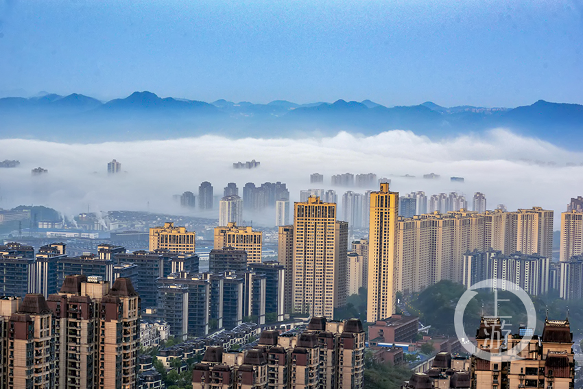 重庆城区多雾,号称雾都,但过去一般都是散雾,并不美观,像这种仙境般的