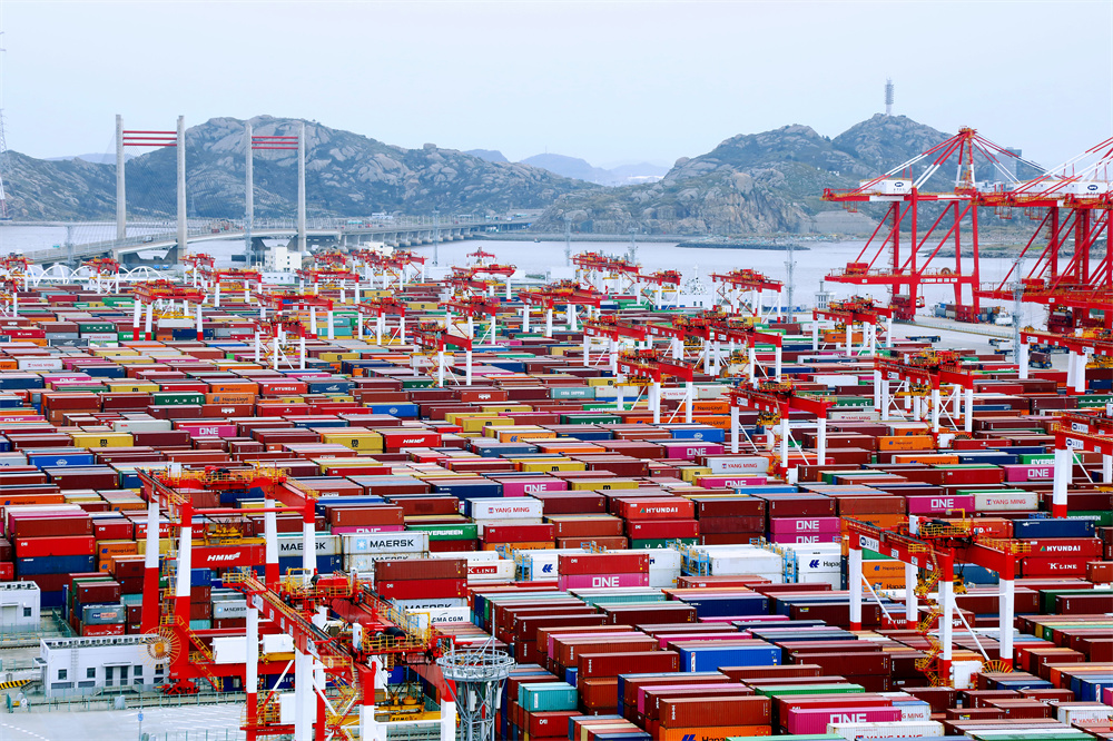 上海港24小时正常作业集装箱吞吐量保持14万标准箱高位水平