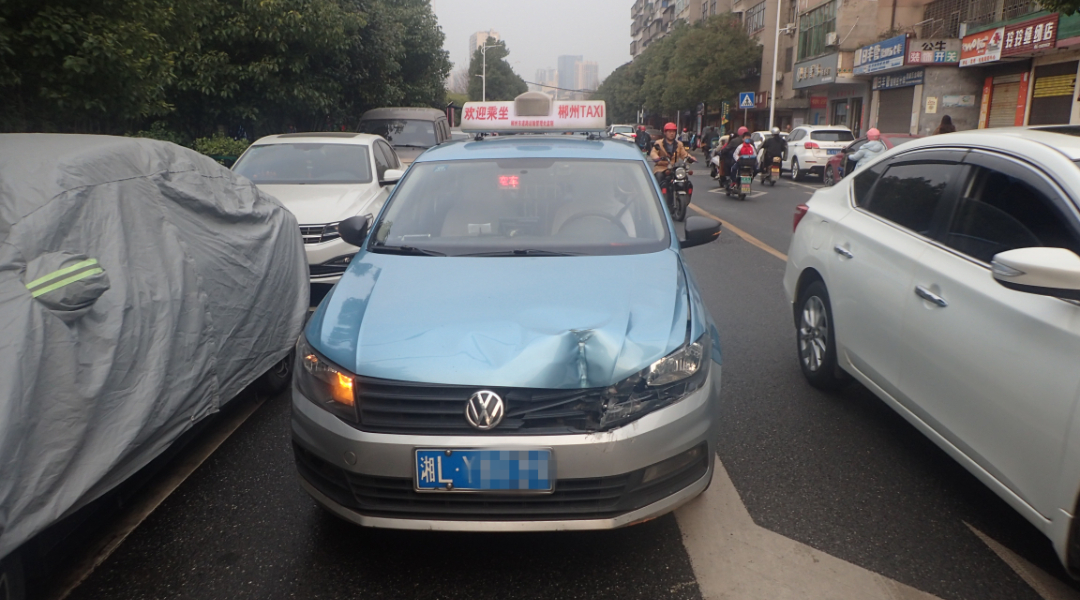 郴州一出租车司机因疏忽大意,导致四车受损!