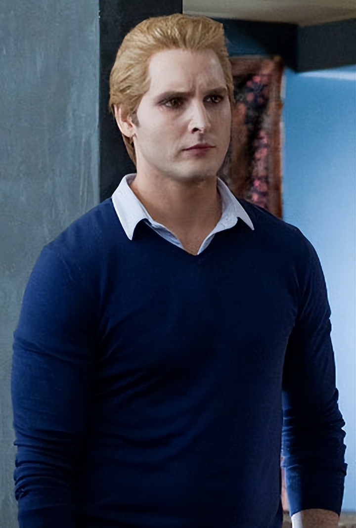 库伦医生在剧中的全名为卡莱尔·库伦(carlisle cullen),虽然在里头他