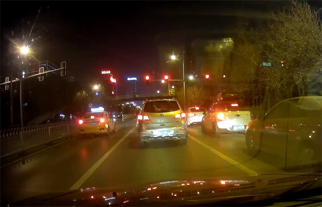 晚上开车和白天开车方法一样,眼睛平视前方.