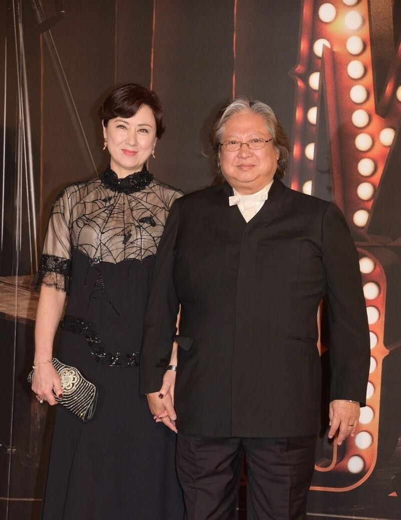 洪金宝妻子优雅又贵气拼接蕾丝裙秀出挺拔身姿混血气质真浓