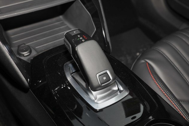 按照官方的解释,新的换挡拨杆样式更加符合人体工程学设计,言外之意是