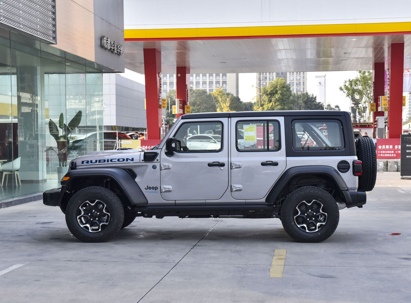 聊聊jeep牧马人插混版,硬派越野车配备了电机和电池,提升在哪-新浪