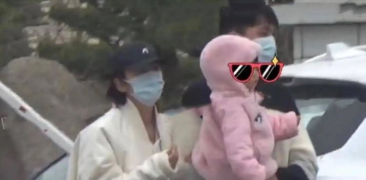 张若昀一家三口出行被拍抱孩子姿势很熟练与唐艺昕挽手好甜蜜