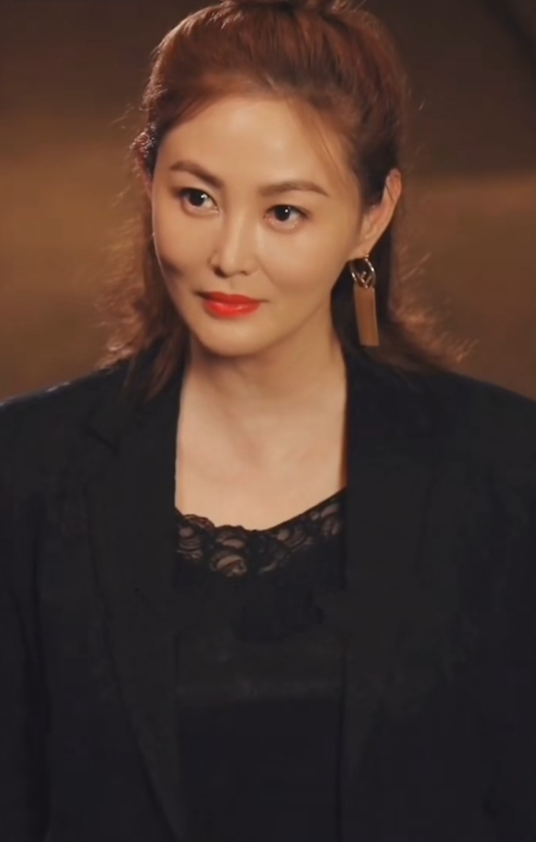 王思懿近照曝光五官精致气质佳时隔24年潘金莲风韵犹存