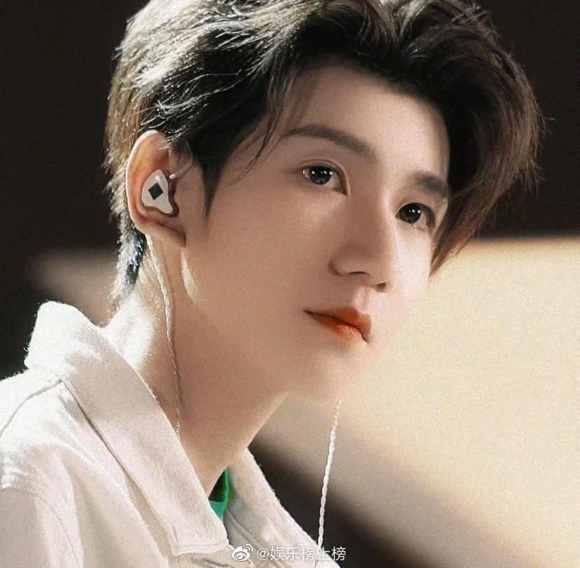 王源身上清冷干净的少年感真的好绝