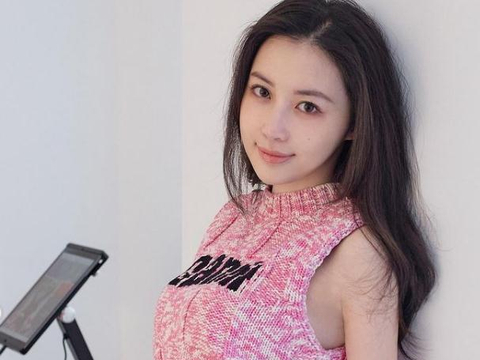 宣云纯素颜拍美照,此前被指已经怀孕3个月,穿粉色毛衣心情好