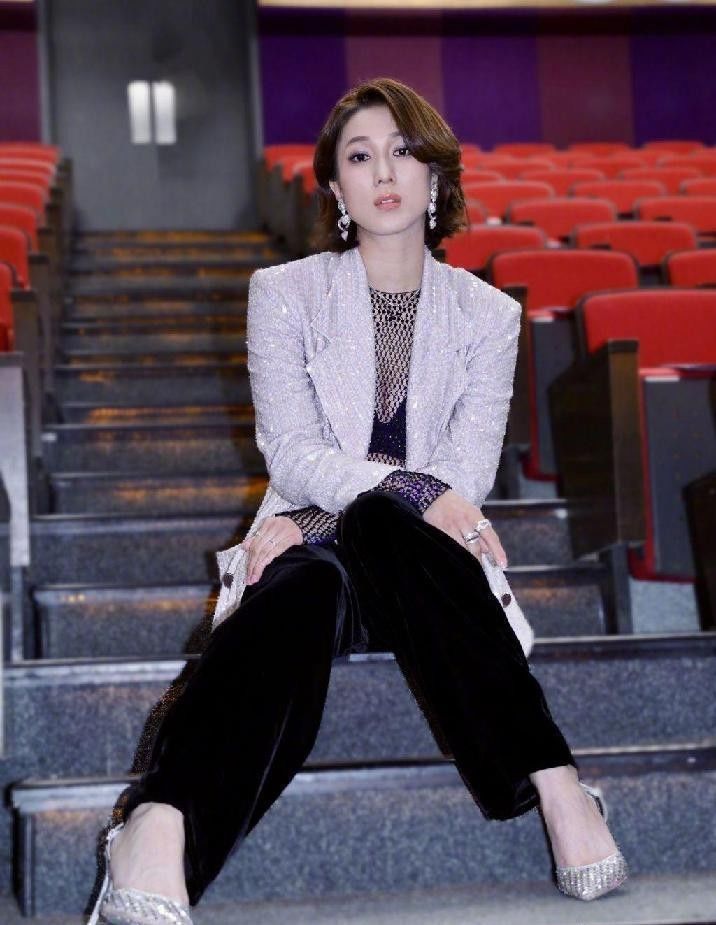 钟嘉欣穿衣这么高调长西装里面配透视内搭丝绒裤显得成熟稳重