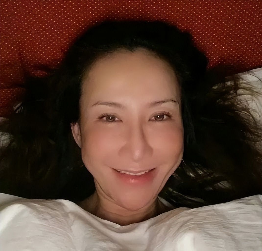 47岁李玫晒起床素颜照模样吓人像老太婆网友你是自己的黑粉