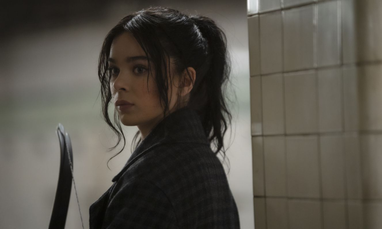 25岁女鹰眼亮相名利场一袭黑裙尽显身材胸前白色蝴蝶结超亮眼