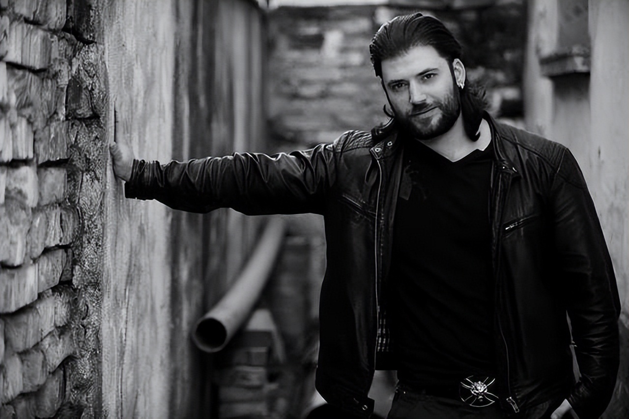 《哈利波特》粗犷平头小帅哥长大后男人味爆表