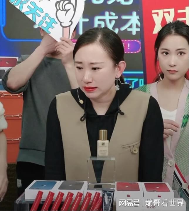 演员丫蛋直播被粉丝骂惨了为道歉连续抽打自己二十几个耳光