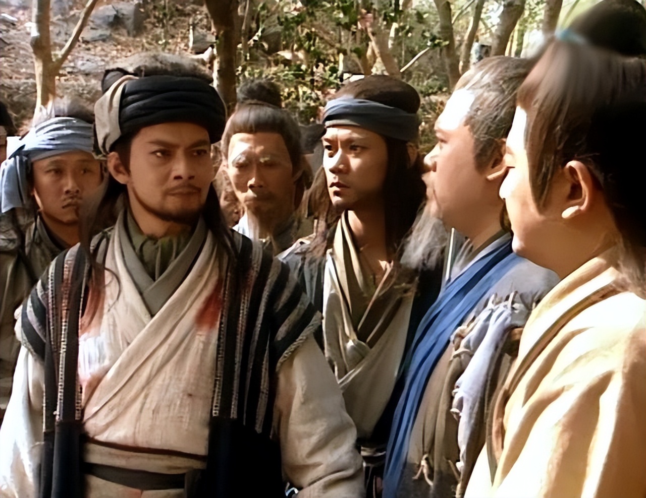 天龙八部》中,大家为了解开乔峰的身世之谜,特地召开了聚贤庄武林大会