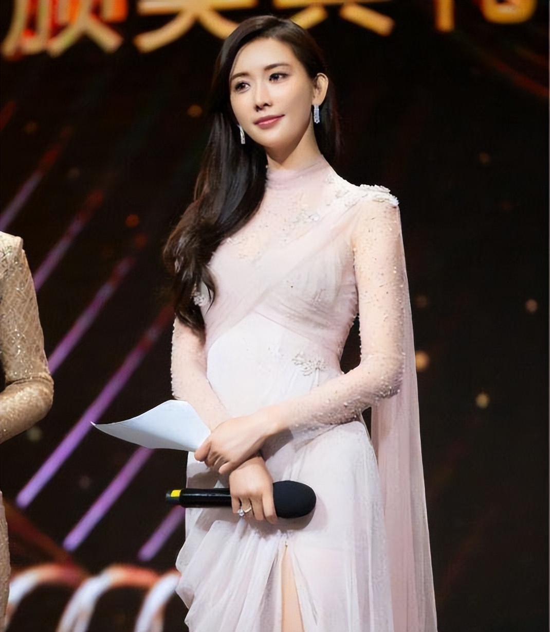 新手妈妈林志玲首晒产后自拍网友称赞还是志玲姐姐