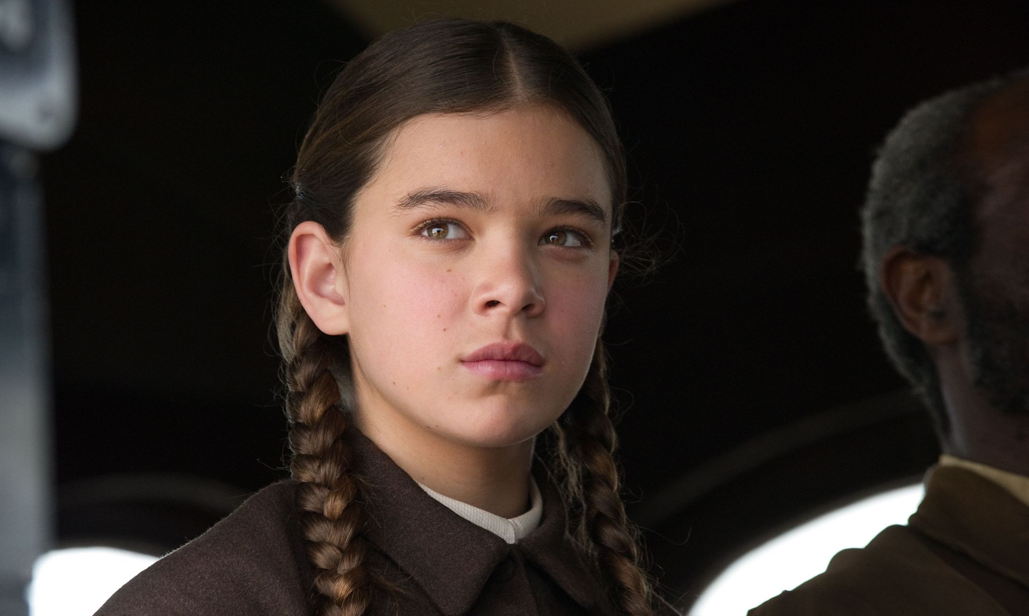 25岁女鹰眼亮相名利场一袭黑裙尽显身材胸前白色蝴蝶结超亮眼