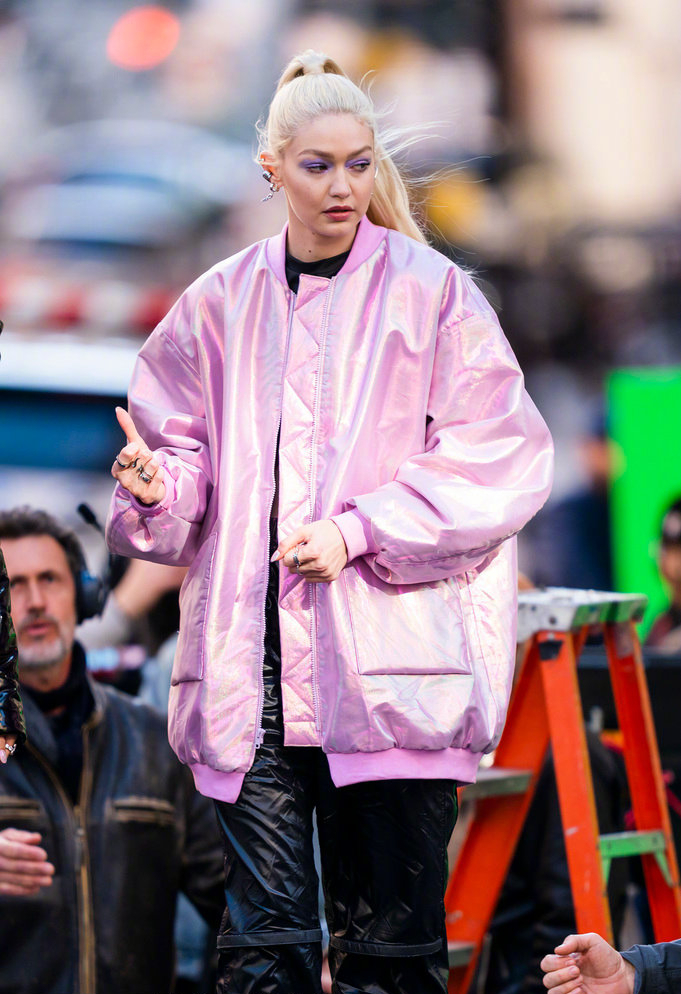 gigihadid当妈后更美了露脐装展示平坦小腹粉色眼影好大胆