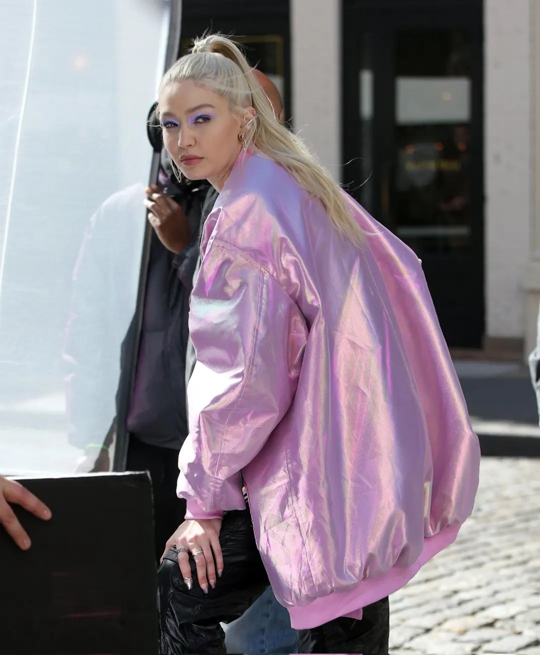 gigi hadid和bella hadid的同框合影,吉吉的长相偏向甜美,妹妹虽然